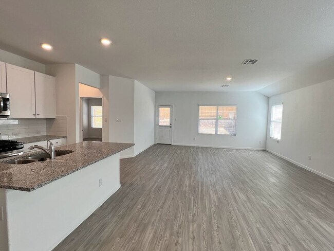 Building Photo - Spacious 4-Bedroom, 3-Bath Energy-Efficien...