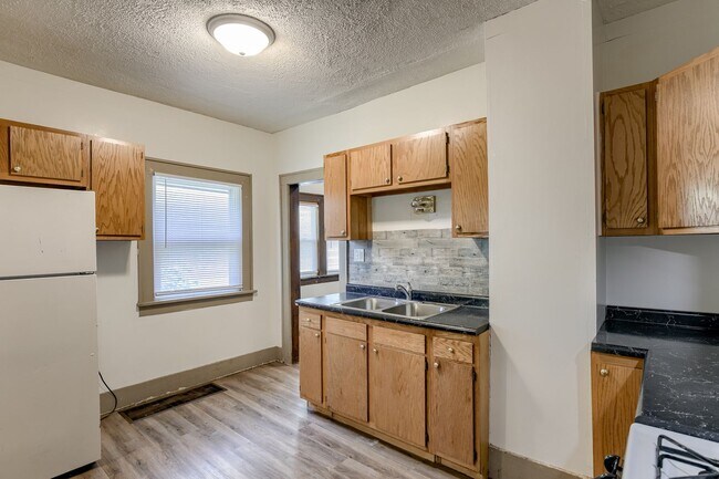 Building Photo - Adorable Craftsman Style Home