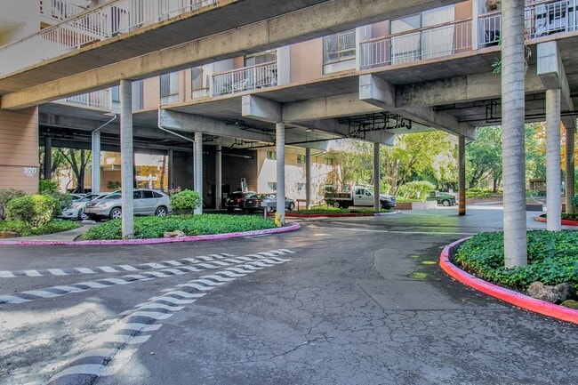 Foto del edificio - 310 N Civic Dr