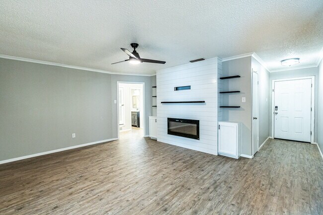 Building Photo - Beautiful 3 bed 2 bath with a bonus room