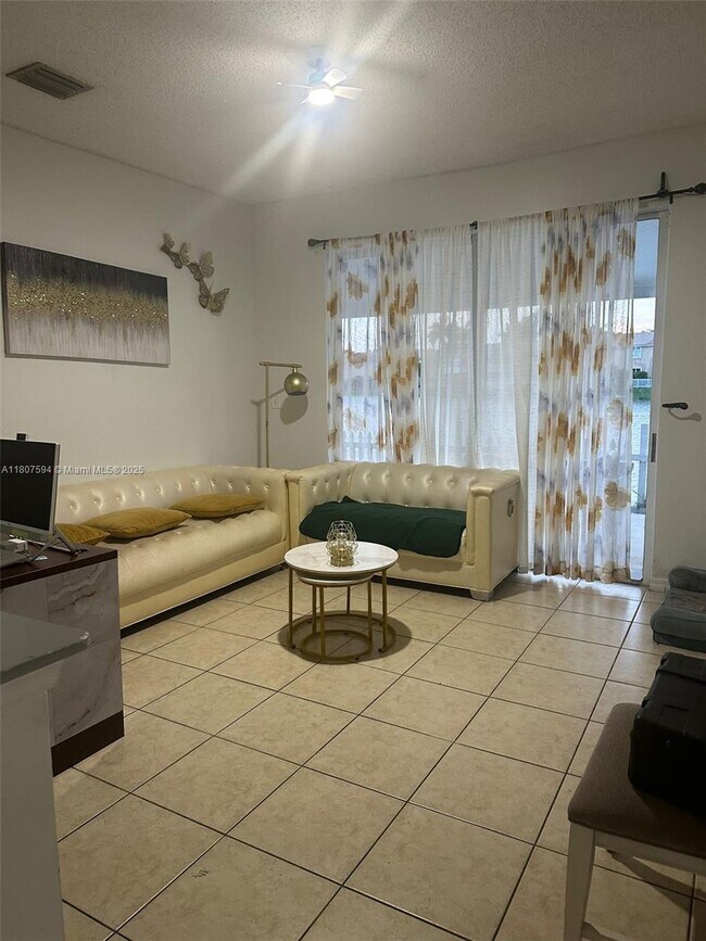 Foto del edificio - 1060 NE 42nd Terrace
