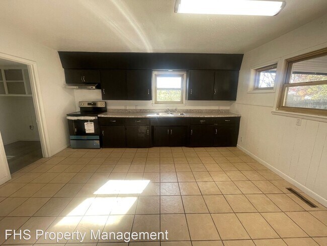 Foto del edificio - 4 br, 1 bath House - 819 N Forest Ave