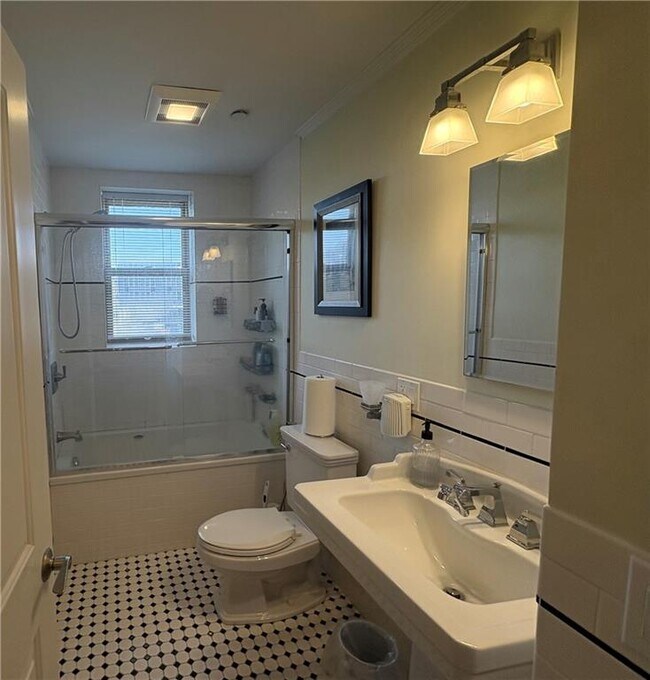 Foto del edificio - 1180 Narragansett Blvd