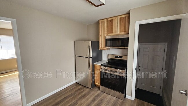 Building Photo - 7855 Kenwood St