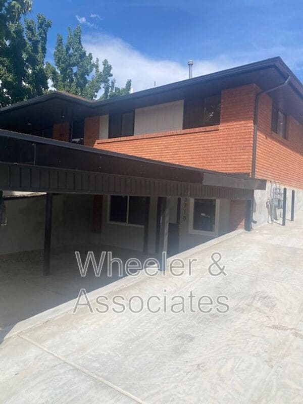 Primary Photo - 3718-3718 Brinker Ave