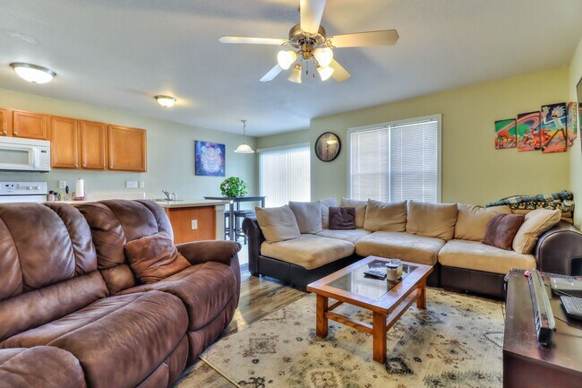 Building Photo - 3 bedroom, 3.5 bath condo -  AVAILABLE AUGUST