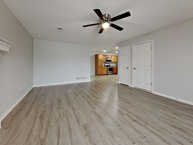 Building Photo - 317 NW Woodbury Dr