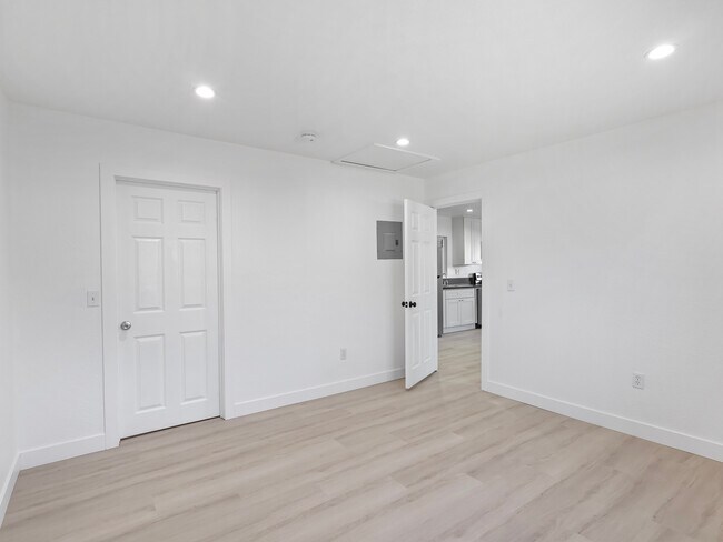 Foto del edificio - 8828 Chimineas Ave