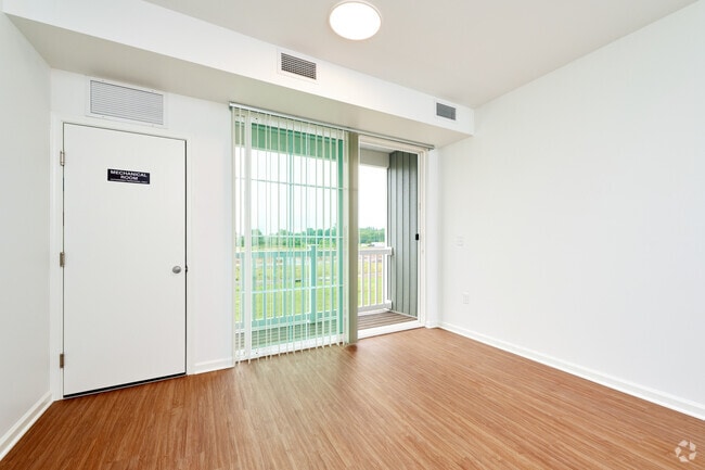 1BR, 1BA - 752SF - Dining Room/ Living Room - Arbors at Penfield