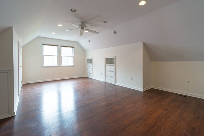 Building Photo - 111 Robinson Woods