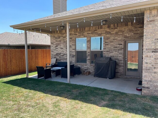 Building Photo - 10301 Valencia Ave