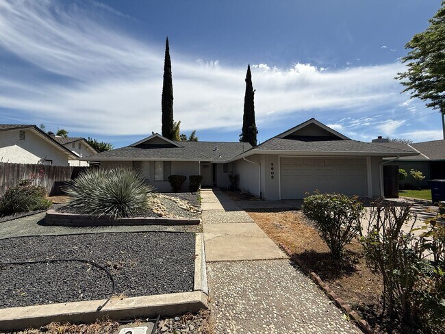 Building Photo - 3 bedroom & 2 bath home home located on a ...