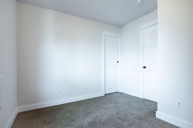 Building Photo - Remodeled 3/2.5 Townhomes