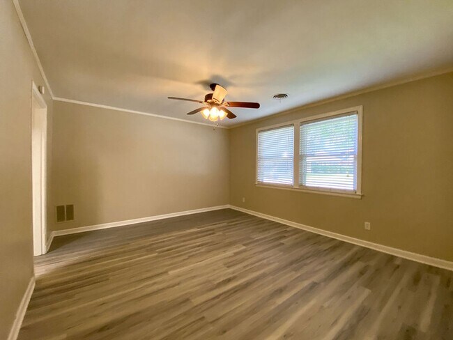 Building Photo - 2 Bedroom, 1 Bathroom Near N Graham and Sa...