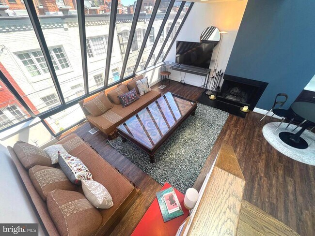 Foto del edificio - 3222 Cherry Hill Ln