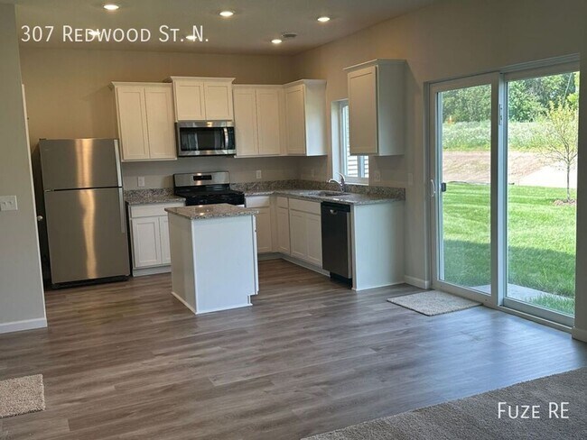 Foto del edificio - 3 BR plus Loft Newer Built!