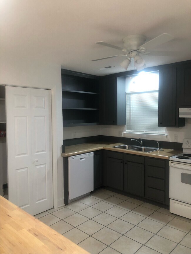 Foto del edificio - 877 Donaldson Rd