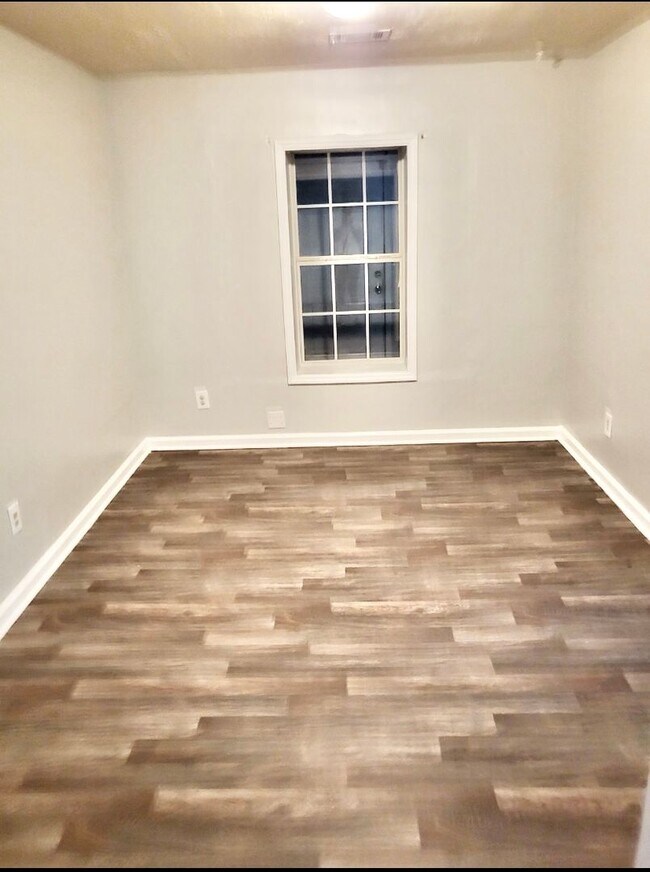 Foto del edificio - Freshly Updated Brick Ranch with Room to R...