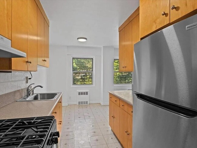 Building Photo - 3130 Irwin Ave