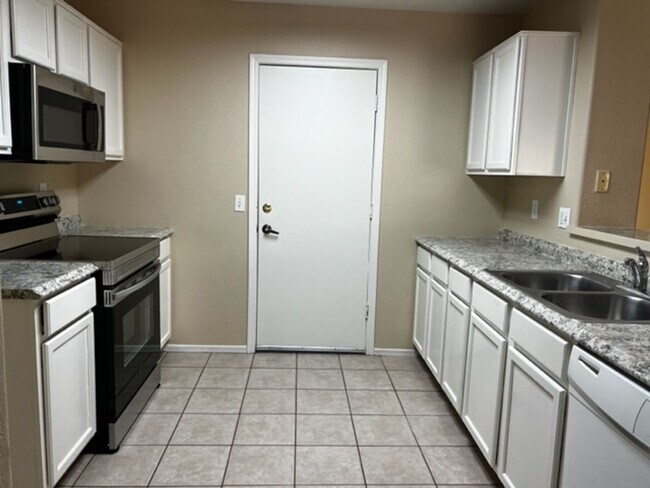 Foto del edificio - 4 BEDROOMS, 2 BATH @ BROADWAY AND 86TH