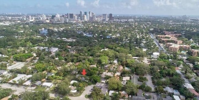Building Photo - 1425 SW 8th Ct