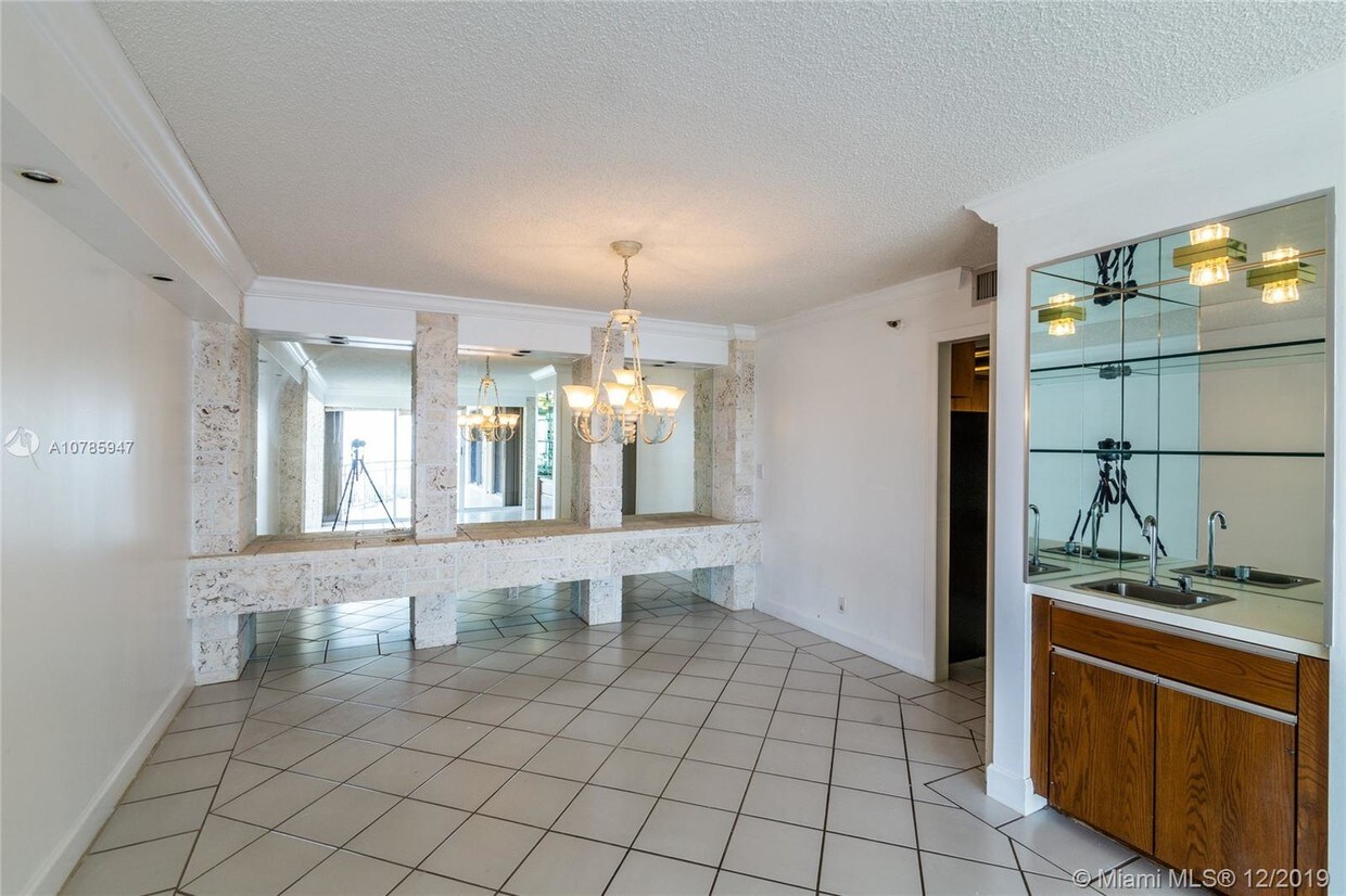 Foto principal - 2843 S Bayshore Dr