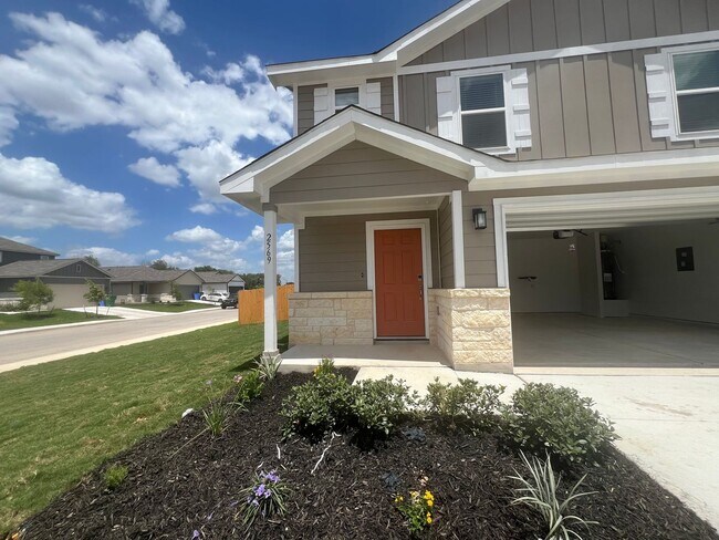 Foto del edificio - Spacious 3-Bedroom Home with Loft & Huge B...