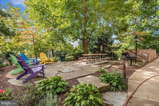 Foto del edificio - 5911 Edsall Rd