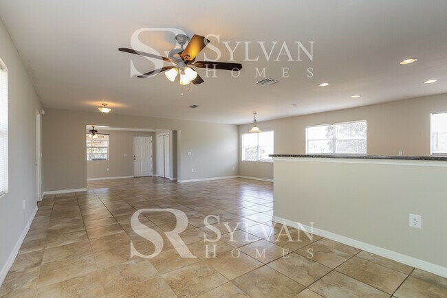 Foto del edificio - Come view this charming home