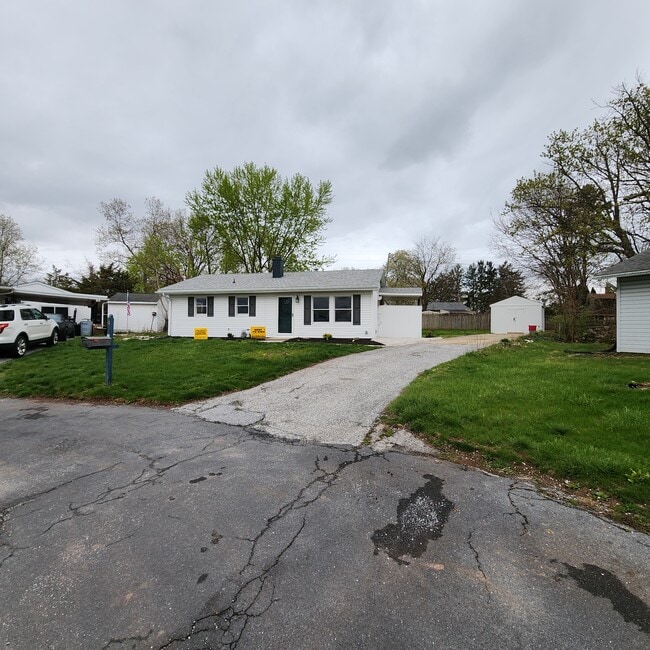 Building Photo - 4 Manor Ct