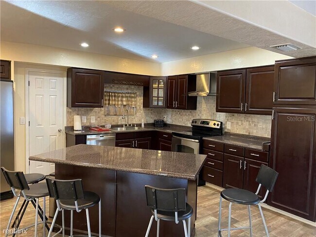 Building Photo - 4 br, 3 bath House - 1421 Hillway Rd