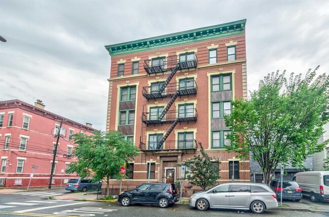 Foto del edificio - 608 Bramhall Ave