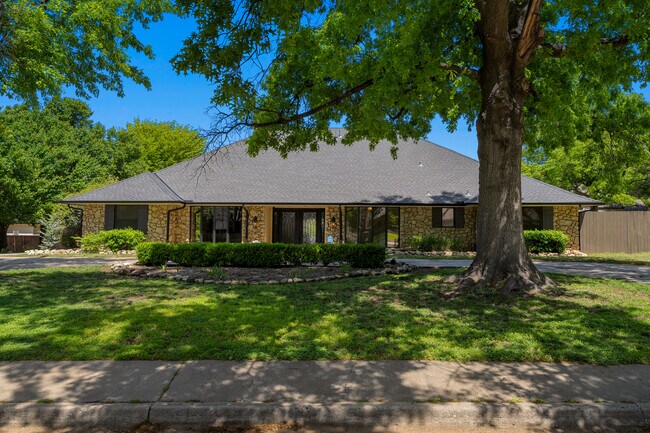 Building Photo - 3025 Pine Ridge Rd
