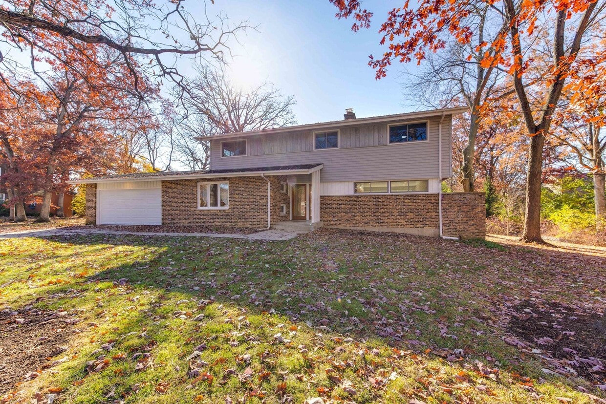 Primary Photo - 11 Londonderry Ln