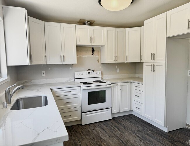 Building Photo - Newly Remodeled 3 Bed 1 Bath House in Pitt...