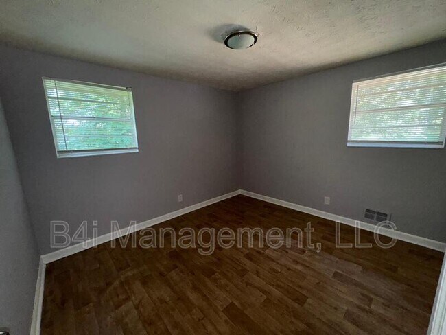 Foto del edificio - 6331 Garnet Dr