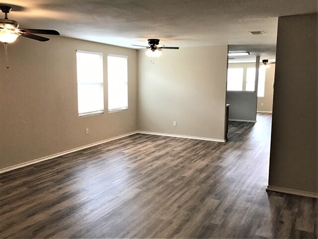 Building Photo - 1620 Baxter Springs Dr