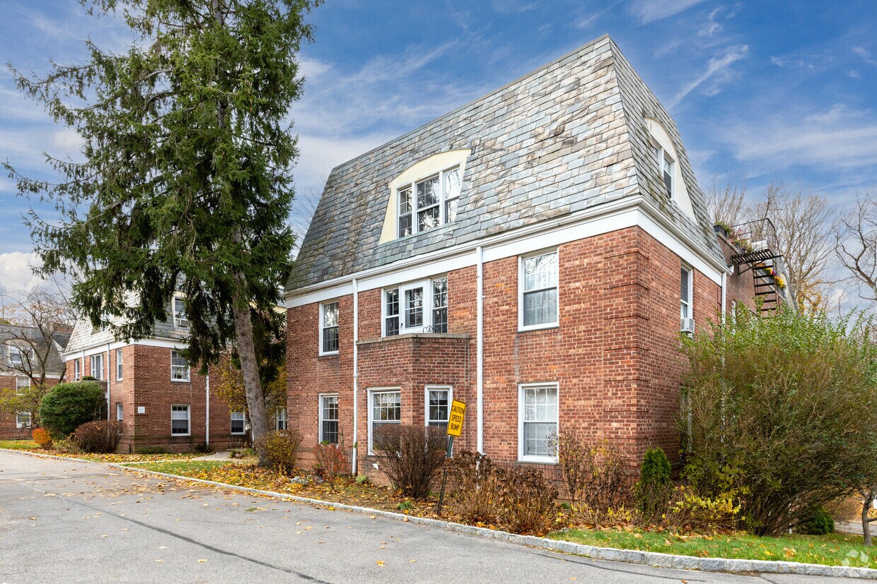 Pinewood Gardens Apartments in Hartsdale, NY