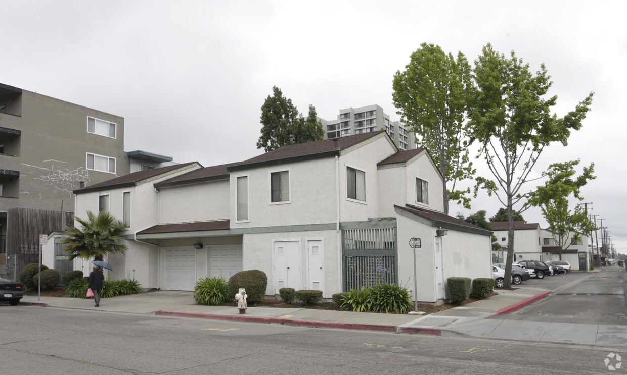Eldridge Gonaway Commons Apartments in Oakland, CA