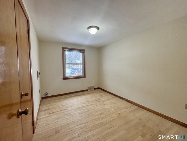 Building Photo - 148 Edgewood Dr