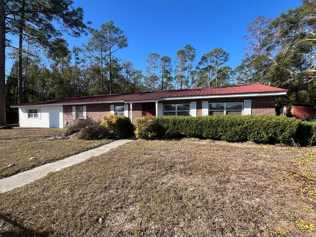 Building Photo - Spacious 3-Bedroom home with Huge Fenced Yard & Pole Barn – Live Oak, FL