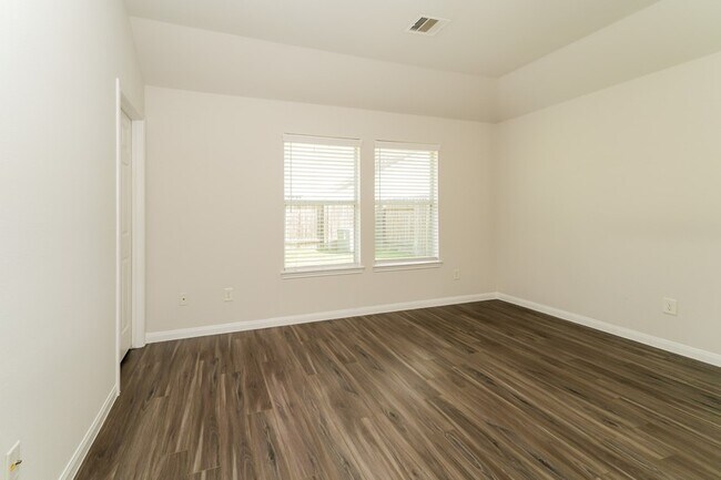 Foto del edificio - 5530 Plantation Forest Dr