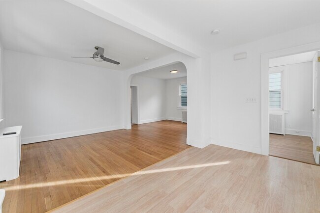 Building Photo - 838 Roosevelt Ave