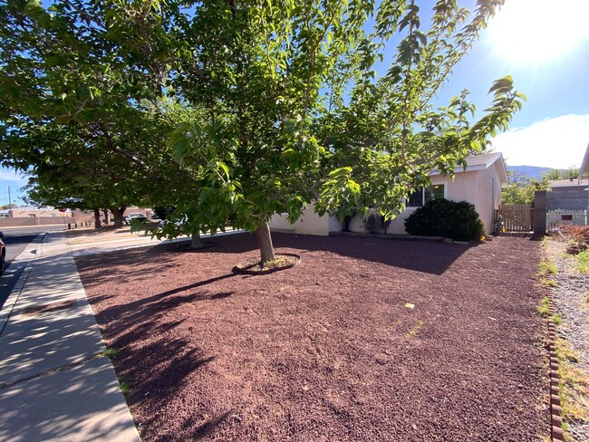 Building Photo - 3 Bedroom Updated Single Story Home Availa...