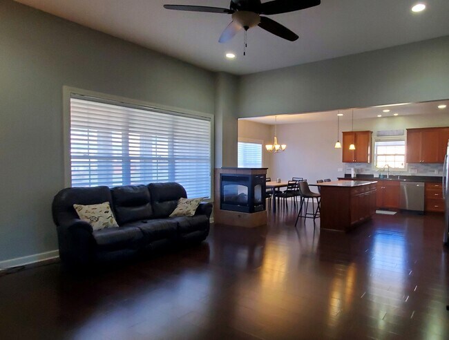 Sala de estar - 895 Huey Dr