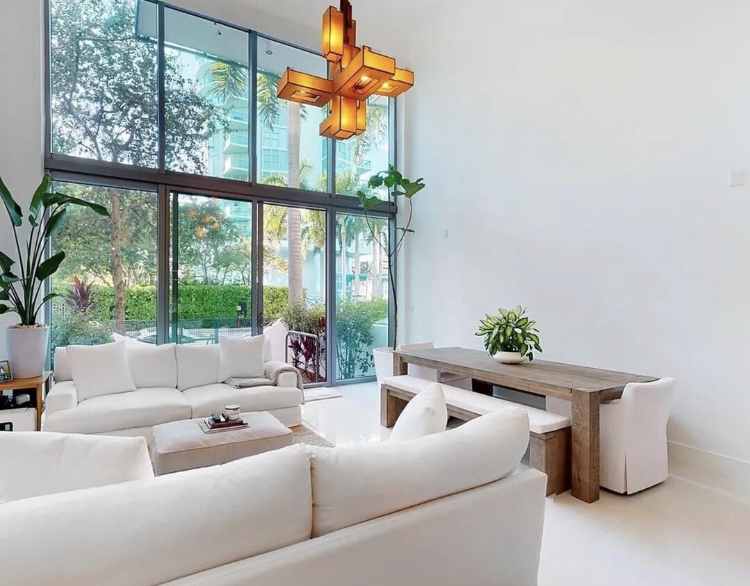 Primary Photo - 6000 Collins Ave