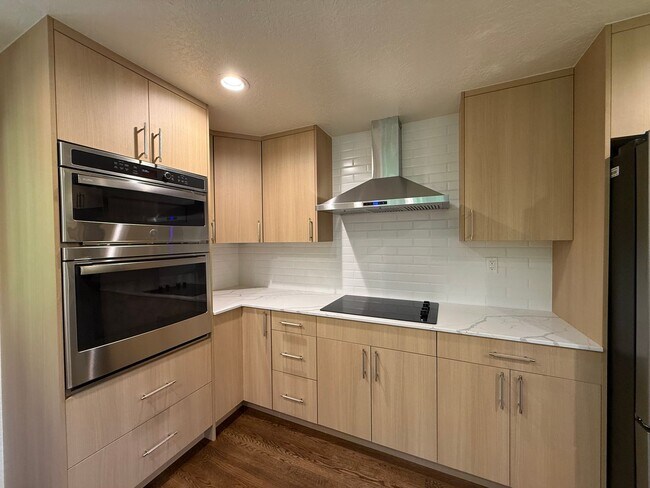 Foto del edificio - 3 Bed 2.5 Bath in the Heart of Bellevue