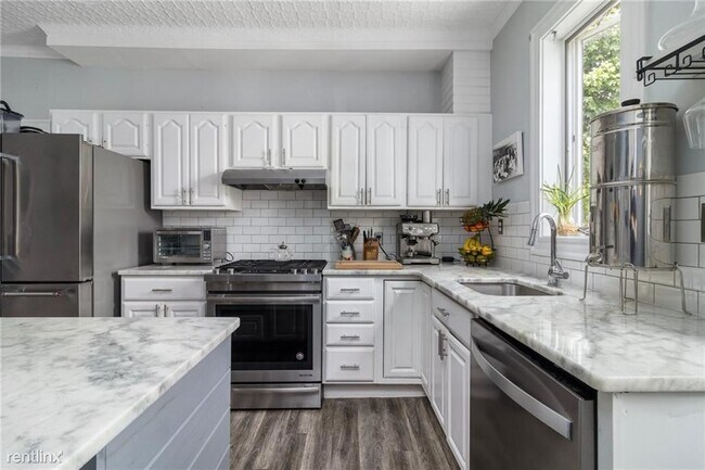 Foto del edificio - 3 br, 1 bath Triplex - 154 Grove Street 1