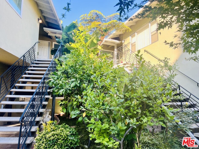 Building Photo - 624 N Toluca Park Dr
