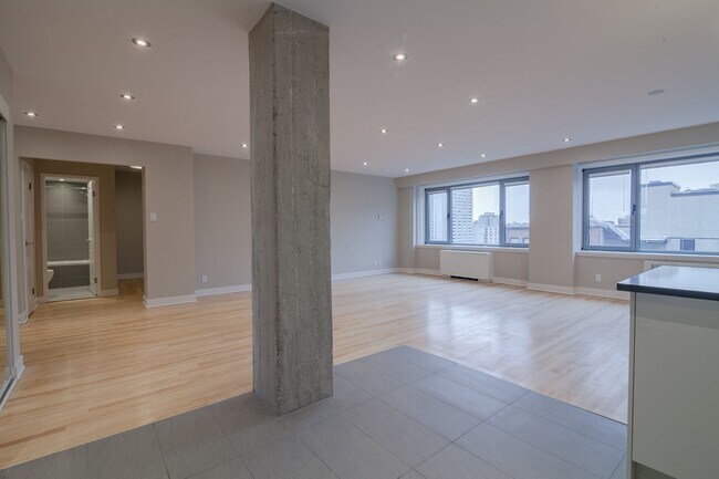 Building Photo - 3495 Rue de la Montagne